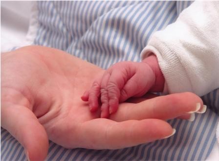 prendre un enfant par la main